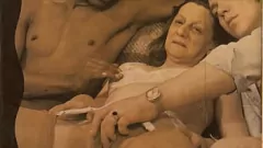 Jouer Milfs poilues et gilfs en trio rétro