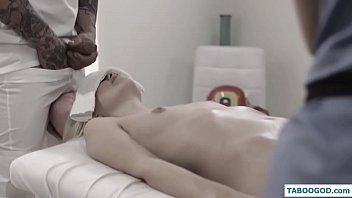 play Barbatul tatuat hotarat sai faca o surpriza barbatei inainte de sex ii pune pula la gura
