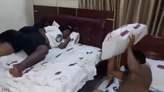 تشغيل لقاء Krissyjoh's Sinful Lodge: المتعة المتشددين مع كلا الأخوات
