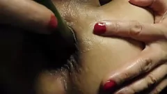 Reproducir Tres consoladores y un calabacín: una fantasía de masturbación con medias y juego anal