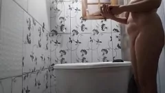 Abspielen Heißer blonde Fetisch: Stella überprüft immer noch die Reparatur der Dusche