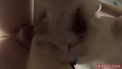 Abspielen Der asiatische Ladyboy Haribo lässt sich nach einem schlampigen Blowjob in den engen Arsch ficken