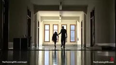 تشغيل المتشددين امرأة سمراء الرقيق يتحمل التدريب الخام BDSM مع الجلد والجلد