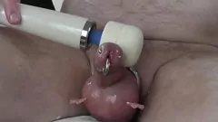 Riproduci Sessione BDSM estrema con piercing alla palla e al capezzolo, CBT intenso e sborrata esplosiva usando una bacchetta magica