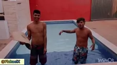 Reproduzir A pornstar adolescente Renan Martins em um boquete violento com um grande pau em público na piscina do produtor PJTX