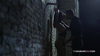 play Hermoso culo maduro xnxx nos follan en la noche en público