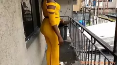 Odtwórz Dojrzała macocha zostaje zerżnięta przez BBC sąsiada na balkonie podczas gorącej sesji analnej na pieska