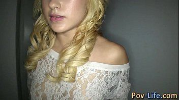 Reproducir Le hace una mamada a la rubia enamorada, luego se la folla y la deja ir de espaldas