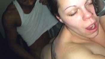 play fute o moldoveanca sexy care sta pe burta si geme de durere