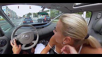 play Porno w ruchu drogowym Blondynka uprawia seks z partnerem w ruchu drogowym