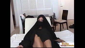 play Araboiaca matura face sex cu vualul pe cap dar in tatele goale