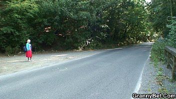 Jouer La femme mature de 50 ans est accueillie sur la route par un mec qui l'appelle dans la voiture pour la baiser dans la chatte et la poilue