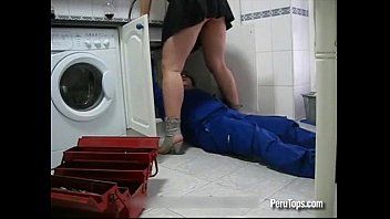 play Nimfomana fututa de instalator venit sa repare chiuveta