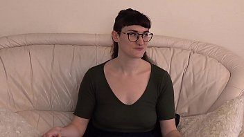 Abspielen Der Nerd mit Brille hat Spaß am Vergnügen seines Partners