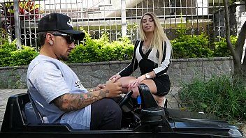 Odtwórz Blond prostytutka rucha krasnoluda za odpowiednią kwotę