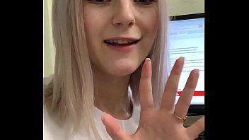 Odtwórz Eva Elfie pokazuje nam swój status na Xvideos