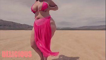play Un árabe gordo es filmado desnudo en el desierto