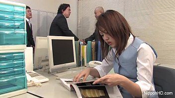 play La japonesa es penetrada con una bofetada por su jefe ligeramente pervertido