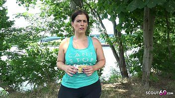 play Une MILF est approchée par un inconnu dans le parc avec qui elle va à l'auberge et a des relations sexuelles sauvages