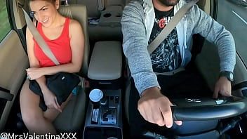 play Oralsex im Auto mit einem Baby ohne Hemmungen
