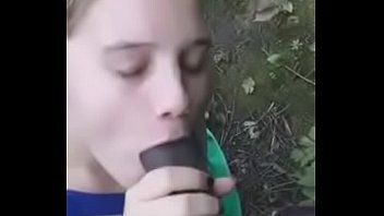 play L'adolescente baise sa chatte avec un homme noir avec une grosse bite dans les bois