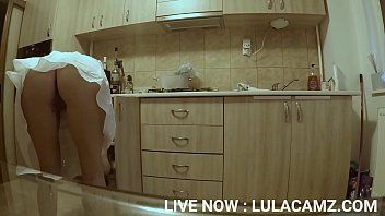 play Adolescenta nu poarta chiloti pe sub rochie cand face curatenie in bucatarie