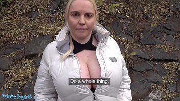 Redă Milf de pe centura cu tate masive primeste bani pentru sex