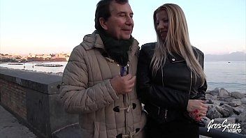 Redă Blonda face futai cu un barbat mai batran pe malul marii