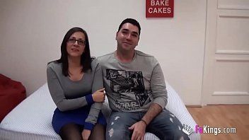 play Coppia timida pagata per fare sesso in video chat