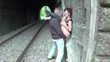 Redă Penetrata in tunel pe unde trece trenul porno