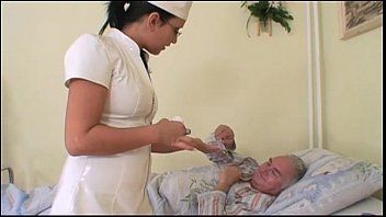 Redă O baba se uita la sot cum fute o infirmiera