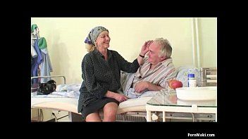 Reproducir Baba lleva a su abuelo al hospital para follar con la enfermera