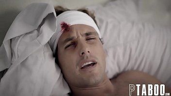 play Paciente golpeado en la cabeza se folla a una enfermera