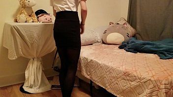 Abspielen Ein verliebtes Schulmädchen in einem Kleid, das von ihrem geilen Stiefvater penetriert wird
