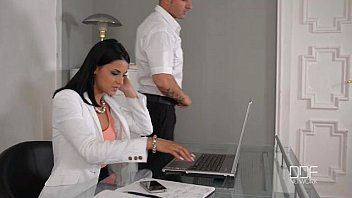 Reproducir Sexo con la secretaria y el jefe en la oficina después del trabajo