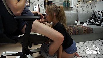 play Une femme lui fait une pipe et veut du sexe fou se terminant dans la chatte