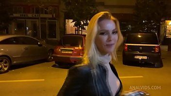 Redă Prostituata blonda face sex noaptea din picioare - filme xxx