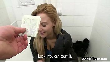 Redă Blonda superba face futai cu tine doar pentru bani si satisfactie