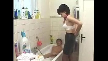 Redă Bagati amandoi in cada de baie se apuca sa faca xxx in cada