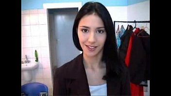 Jouer La brune joue avec un vibromasseur