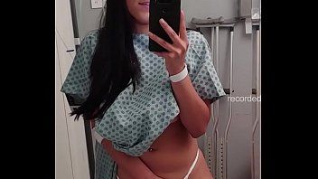 Reproducir Ella frota su coño desnudo en una habitación de hospital