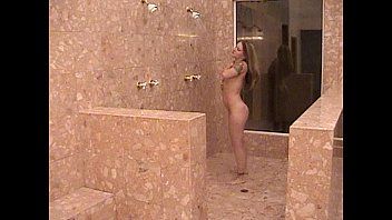 play Silikonbesen leckt sie im Badezimmer brutal ab