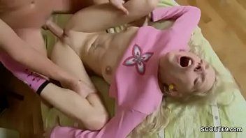 play Meine blonde Schwester kämpft darum, ihre Jungfräulichkeit zu verlieren