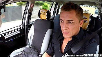 Jouer trajet en taxi et xxx dingue sur la banquette arrière avec une blonde russe