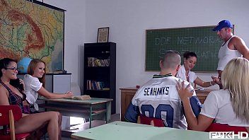play Profa et trois étudiants font des baises masculines avec un gros pénis