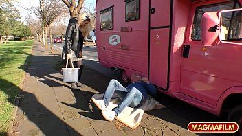 play de teef stemt ermee in om xxx te verdienen voor geld in de caravan