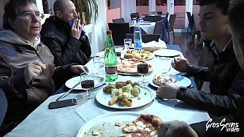play Angelica primeste sex oral si sex in toaleta restaurantului